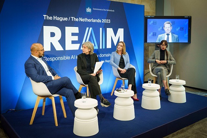 Foto van panel op internationale conferentie REAIM