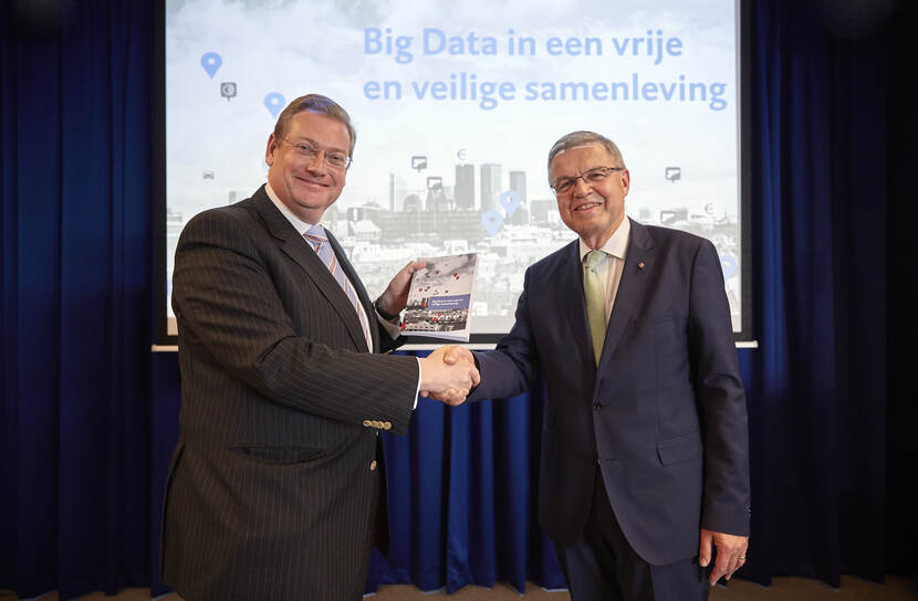 foto aanbieding het WRR-rapport 'Big Data in een vrije en veilige samenleving' op donderdag 28 april 2016 in Den Haag aan Minister Van der Steur van Veiligheid en Justitie aangeboden.